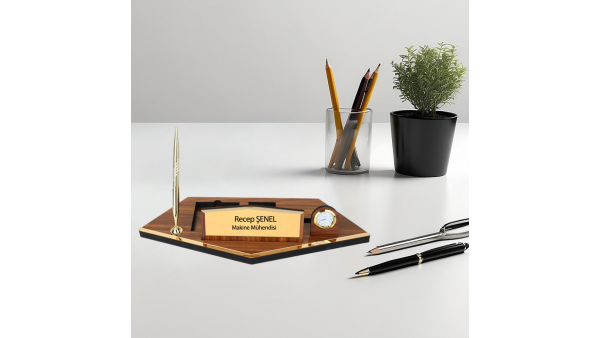 Ahşap Kalemli Masa İsimliği – Kişiye Özel Ofis Masaüstü İsimlik