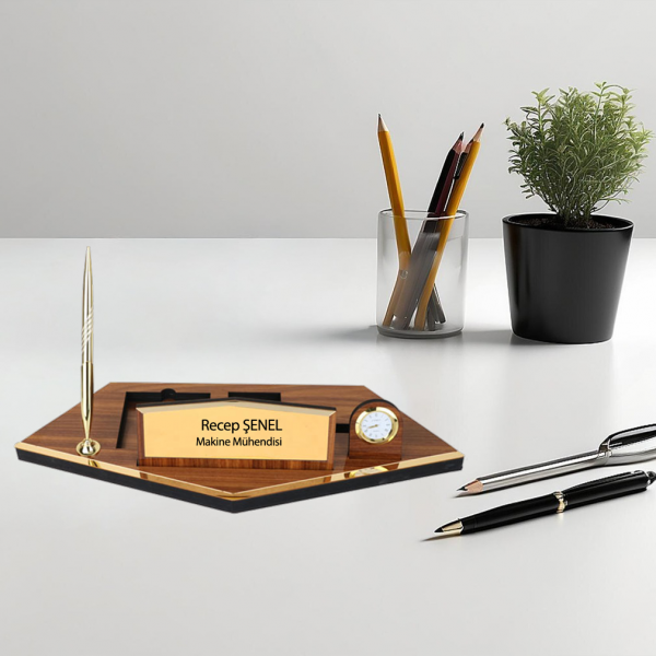 Ahşap Kalemli Masa İsimliği – Kişiye Özel Ofis Masaüstü İsimlik