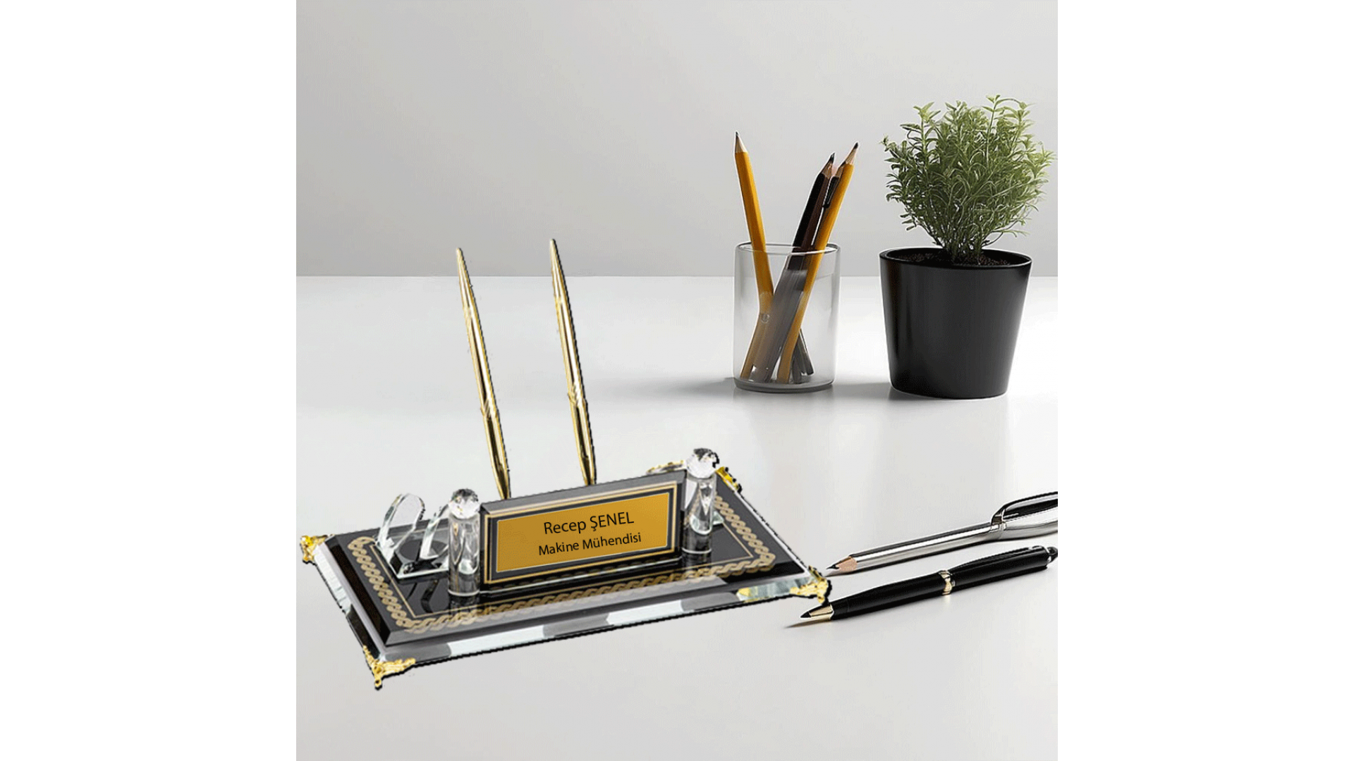 Kristal saatli ve kalemli masa isimliği – kişiye özel ofis isimlik modeli