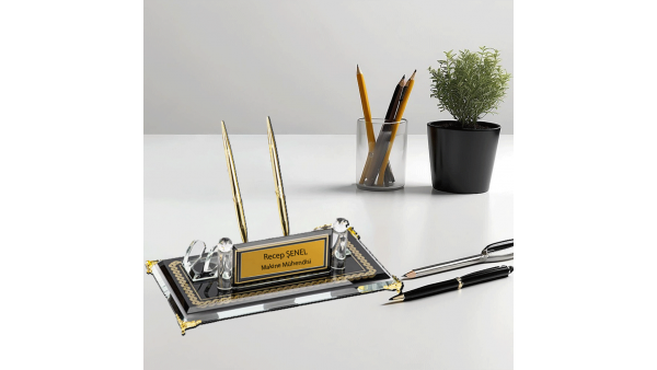 Kristal Saatli Kalemli Masa İsimliği – Kişiye Özel Premium Ofis İsimlik