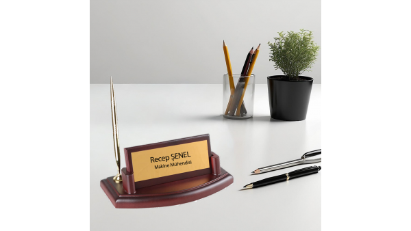 Ahşap Kalemli Masa İsimliği – Kişiye Özel Ofis Masaüstü İsimlik