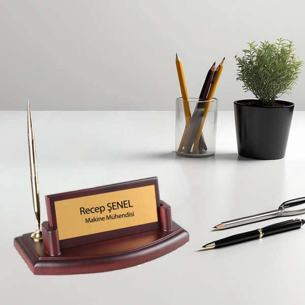 Ahşap Kalemli Masa İsimliği – Kişiye Özel Ofis Masaüstü İsimlik