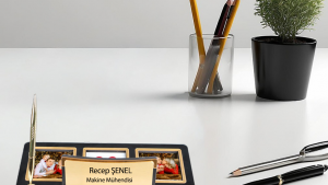 Ahşap kalemli masa isimliği – kişiye özel ofis isimlik modeli