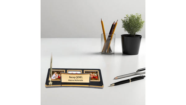 Ahşap Kalemli ve Fotoğraflı Masa İsimliği – Kişiye Özel Ofis Masaüstü İsimlik