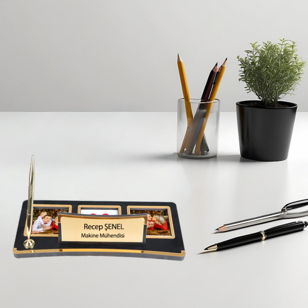 Ahşap Kalemli ve Fotoğraflı Masa İsimliği – Kişiye Özel Ofis Masaüstü İsimlik