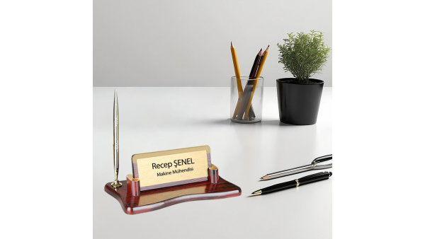 Ahşap Kalemli Masa İsimliği – Kişiye Özel Ofis Masaüstü İsimlik
