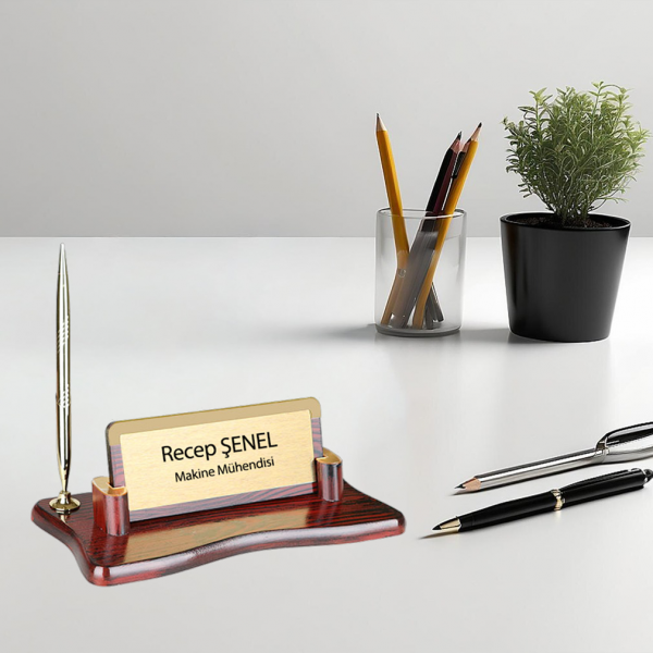 Ahşap Kalemli Masa İsimliği – Kişiye Özel Ofis Masaüstü İsimlik