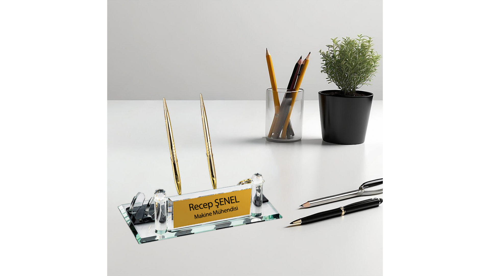 Kristal saatli ve kalemli masa isimliği – kişiye özel ofis isimlik modeli