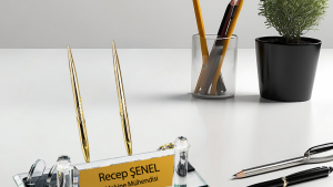 Kristal saatli ve kalemli masa isimliği – kişiye özel ofis isimlik modeli