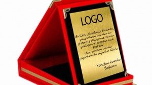 Profesyonel kişiye özel plaket modeli – kurumsal ödül ve teşekkür plaketi